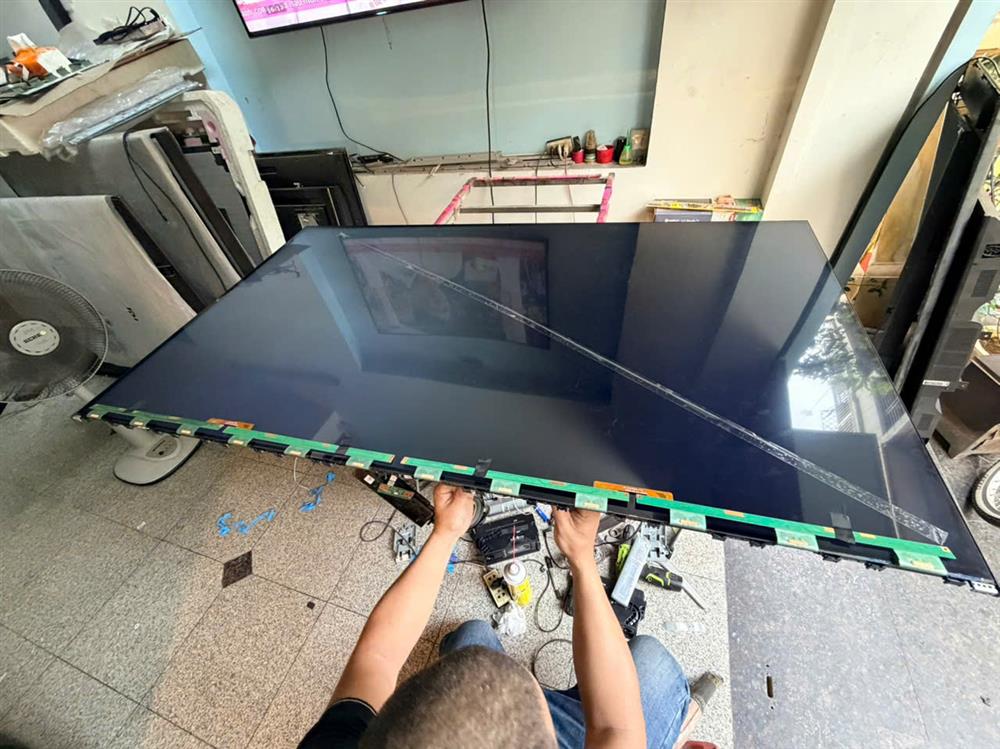 Kỹ thuật thay màn hình tivi sony tạo nhà